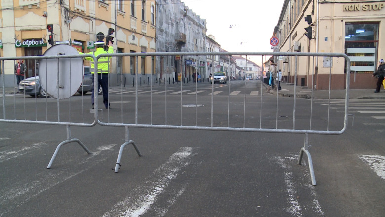 Centrul Oradei, inchis pentru masini. Din cauza restrictiilor, soferii au fost blocati in trafic zeci de minute Imagine