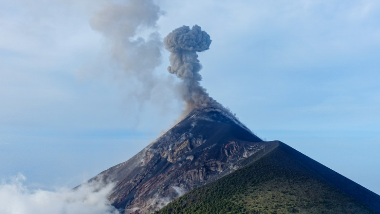 Cenusa din eruptiile vulcanice declanseaza formarea norilor cirrus. Cum ar putea afecta echilibrul climatic global Imagine