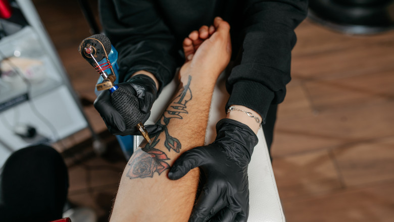 Cercetatorii au descoperit o legatura intre tatuaje si aparitia cancerului limfatic. Ce arata un nou studiu Imagine