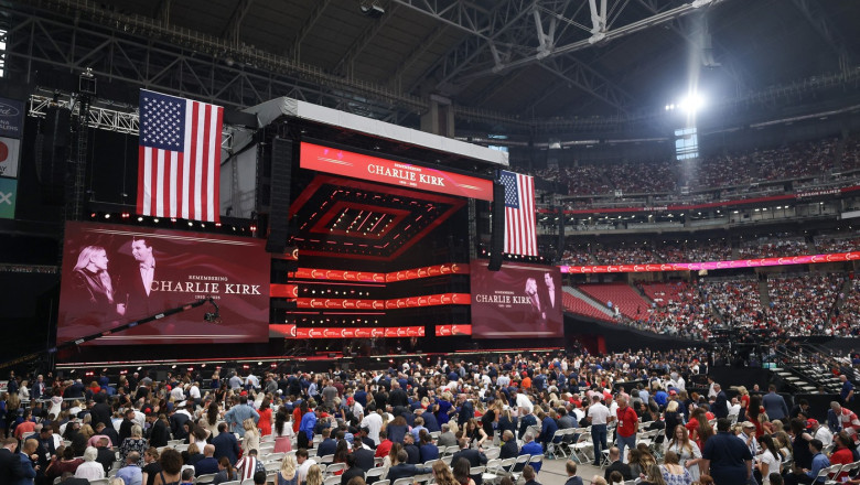 Ceremonia de adio pentru Charlie Kirk: „Moartea lui va salva civilizatia occidentala”. Trump: „O natiune in soc, o natiune in doliu” Imagine