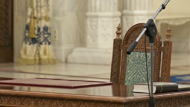 Ceremonia de investire a lui Darius Valcov se amana. Presedintia reproseaza premierului ca nu a ajuns la festivitate Imagine