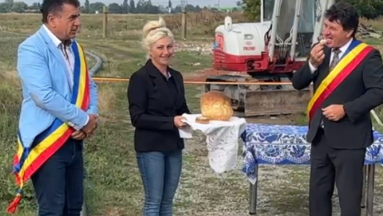 Ceremonie fastuoasa cu paine, sare si taiat de panglica, intr-o comuna din Arad, desi nu s-a inaugurat nimic Imagine