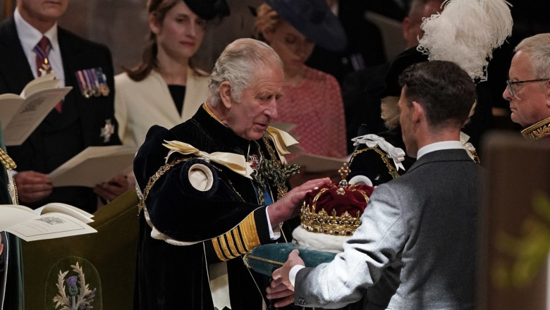 Ceremonie fastuoasa la Edinburgh. Regele Charles a primit coroana Scotiei, sceptrul si o sabie numita dupa regina Elisabeta Imagine