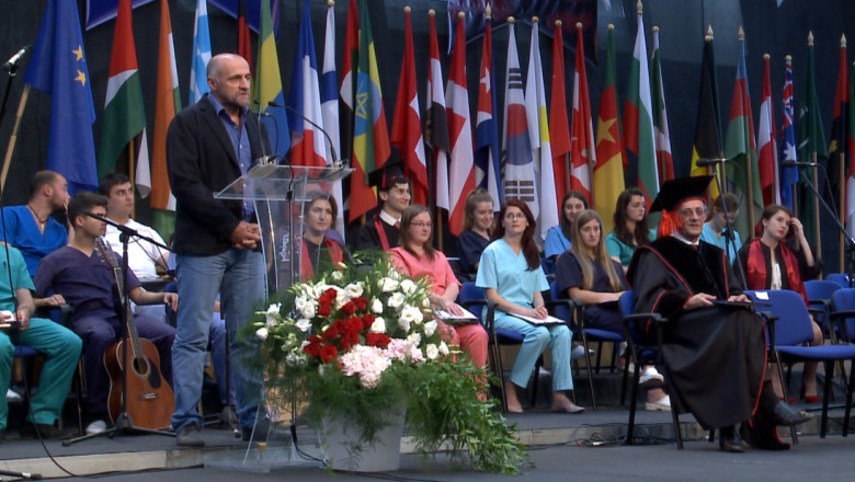 Ceremonie fastuoasa la final de an universitar la UMF. Invitat special: alpinistul Ticu Lacatusu Imagine