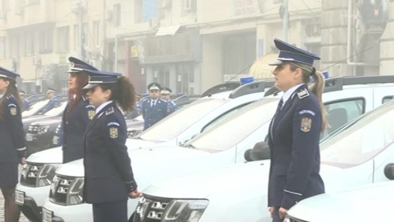 Ceremonie la aproape 0 grade. 100 de studente la Academie si angajate ale Jandarmeriei au asteptat o ora, in tinuta de vara, sosirea oficialilor Imagine