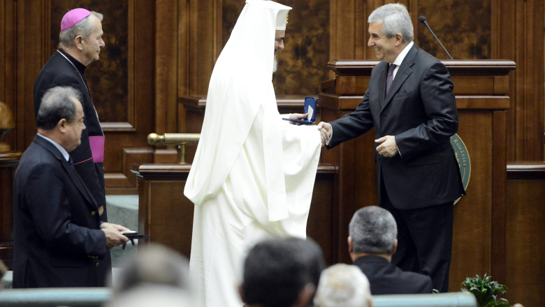 Ceremonie la Senat cu gafe si ironii. Crin Antonescu: Politic, in Romania au existat patru institutii importante - Senatul, Camera Deputatilor, monarhia si PNL Imagine