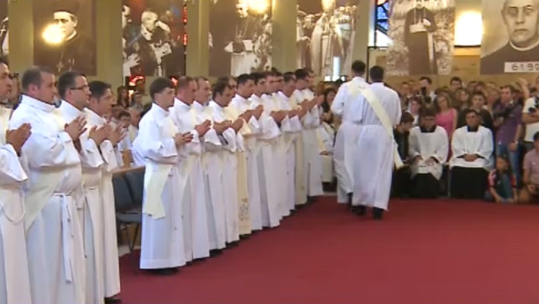 Ceremonie speciala in Catedrala Catolica. 29 de tineri au deveni preoti in cadrul unei slujbe solemne Imagine