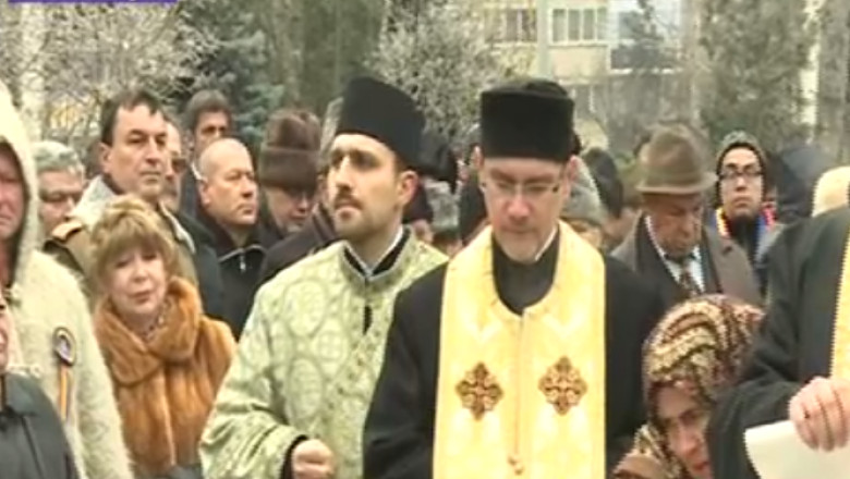 Ceremoniile de omagiere. Revolutionarii au afisat bannere pe care scrie „„Intrebati-l pe Iliescu cine a deturnat Revolutia" Imagine