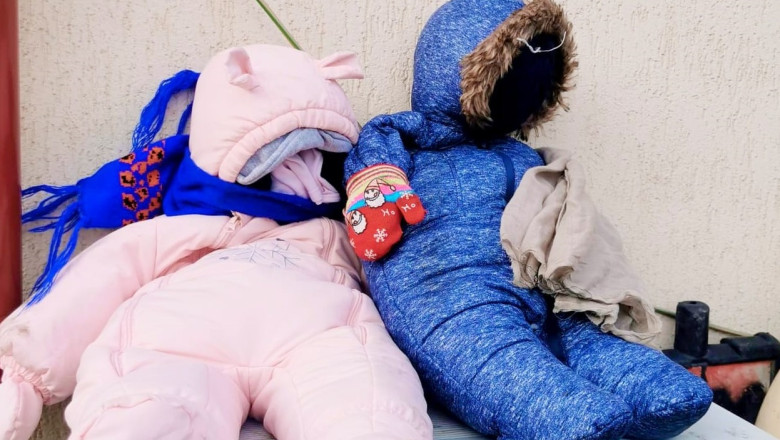 Cersetoare cu bebelusi falsi in brate cer bani de lapte pentru copii. "Atentie, nu va lasati pacaliti" Imagine