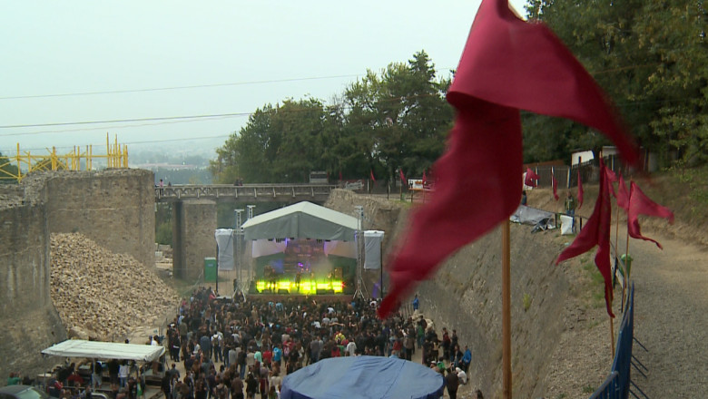 Cetatea de scaun a Sucevei rasuna de acorduri rock Imagine