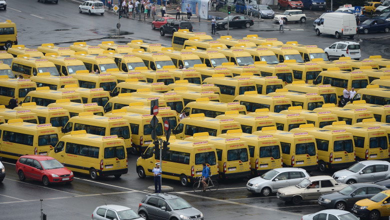 Cheile microbuzelor scolare, impartite pe treptele cladirii Guvernului. V. Ponta, catre primari: "Luati-le, ca urmatoarele nu stiu cand vin!" Imagine