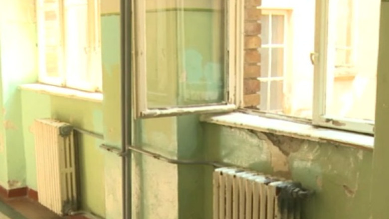 CHETA MEDICALA. Asistentele si medicii de la Maternitatea Bega iau aparate din banii lor Imagine