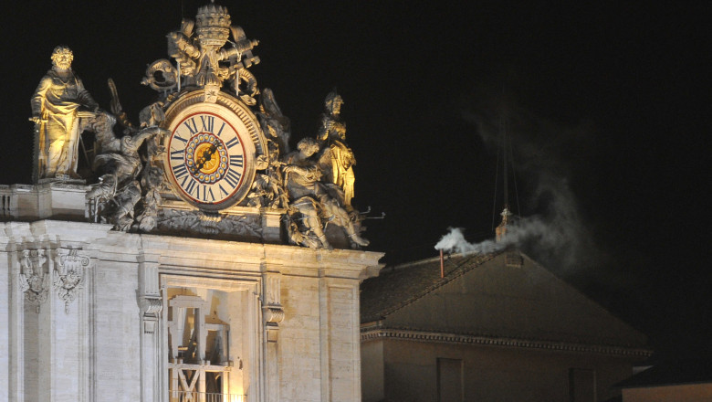 Chimia din spatele semnalului de fum transmis in timpul alegerii papei. De ce foloseste Vaticanul aceasta metoda Imagine
