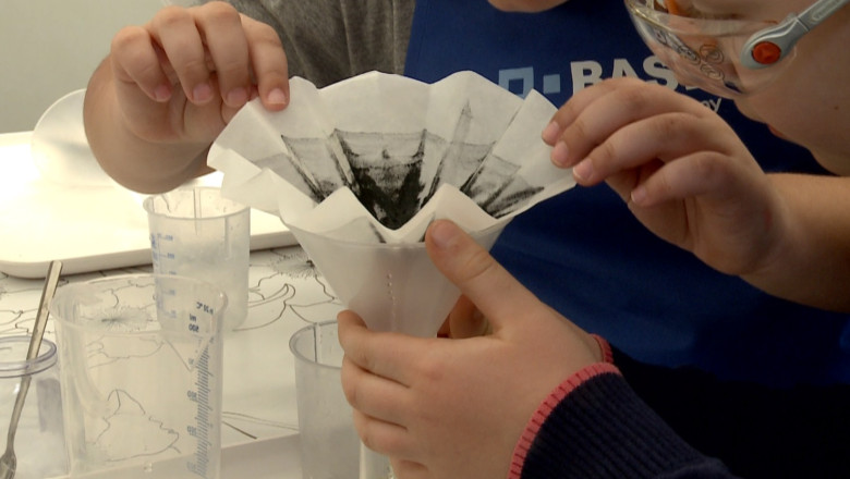 Chimie distractiva la „Scoala altfel” din Iasi Imagine