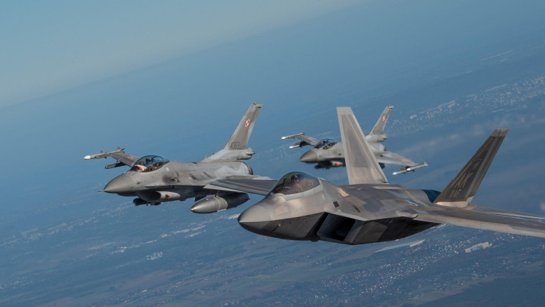 China a angajat zeci de mercenari britanici ca sa-i invete pe pilotii chinezi sa distruga avioanele si elicopterele NATO Imagine