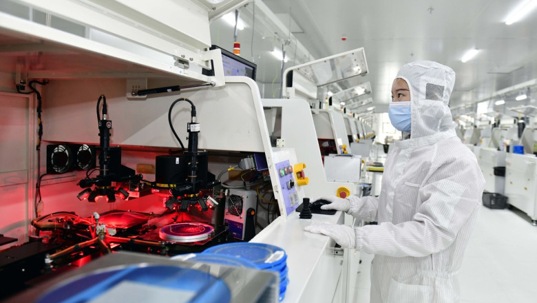 China incearca sa ocoleasca restrictiile SUA si importa masiv echipamente pentru productia de cipuri Imagine