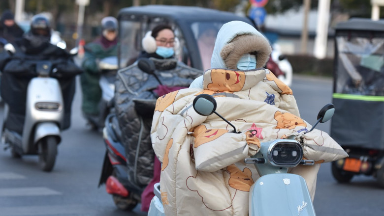 China ingheata: S-au inregistrat minus 33 de grade Celsius in mai multe regiuni. Oamenii merg cu paturi pe strada Imagine
