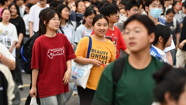 China isi avertizeaza studentii ca „femei frumoase si baieti frumosi” i-ar putea ademeni sa spioneze pentru agentii straine Imagine