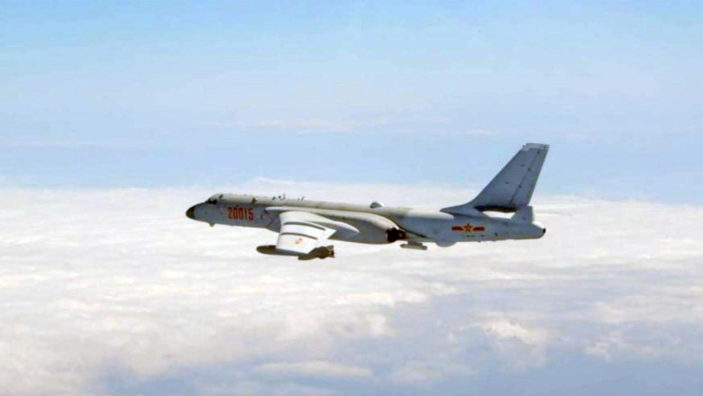 China isi etaleaza forta militara cu un bombardier din anii Razboiului Rece care ameninta inamicii statului Imagine
