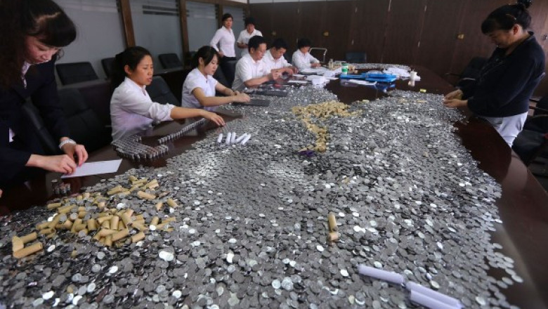 CHINA. S-a dus cu sacii de bani la banca. Numararea celor 10.000 de monede a durat 18 ore Imagine