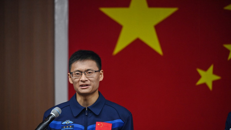 China trimite pentru prima oara in spatiu un astronaut civil Imagine