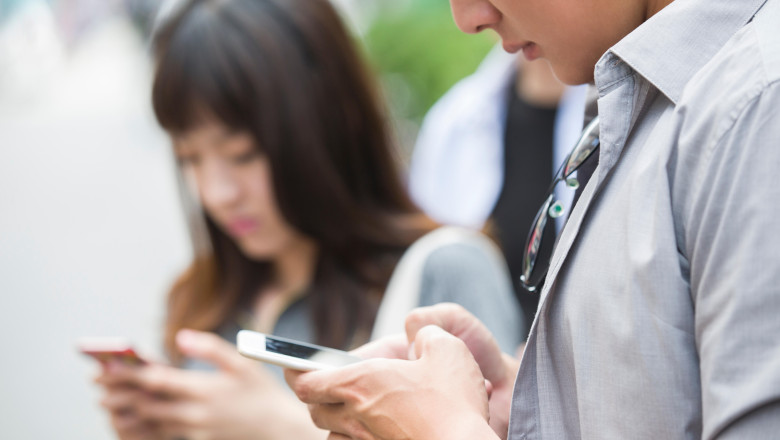 China vrea sa le interzica tinerilor sa isi foloseasca telefoanele mai mult de doua ore pe zi Imagine