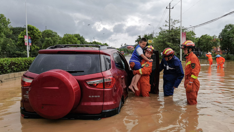 Chinezii fug din calea fenomenelor meteo extreme. Taifunul Doksuri face ravagii, iar taifunul Khanun se apropie amenintator Imagine