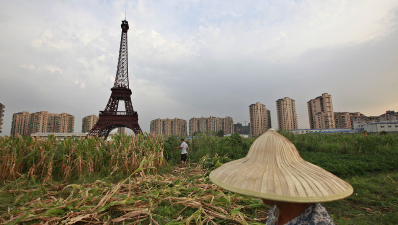 Chinezii si-au construit propriul Turn Eiffel, intr-un oras cu doar 6.000 de locuitori Imagine