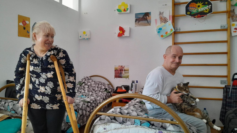 Chinuitorul drum al sotilor Rohov, din Donetk si pana la Bucuresti: aproape 1.000 de kilometri in carje si cu pisica „Chifla” in brate Imagine