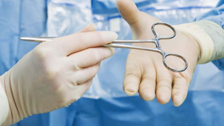 Chirurg acuzat de malpraxis: o pacienta spune ca s-a internat pentru lifting mamar si s-a ales cu alta operatie Imagine