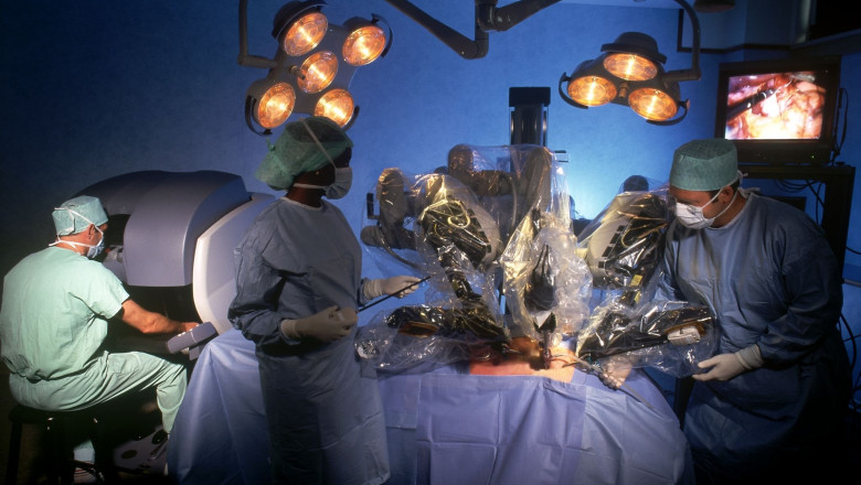 Chirurgie fara bisturiu. Urologii din Cluj opereaza cu ajutorul unui robot care costa doua milioane de euro Imagine