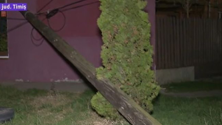 Chisoda: proprietarul unei case inca asteapta sa fie ridicat stalpul cazut pe casa, in urma vijeliei Imagine