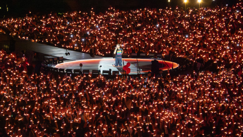 Chris Martin a indemnat publicul sa „trimita iubire” familiei lui Charlie Kirk in timpul unui concert Coldplay la Londra Imagine