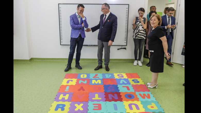 Cimpeanu si Negoita, amuzati de mesajul „Puie Monta” la o gradinita din Bucuresti. Primarul sectorului 3: „Foarte inspirat!” Imagine