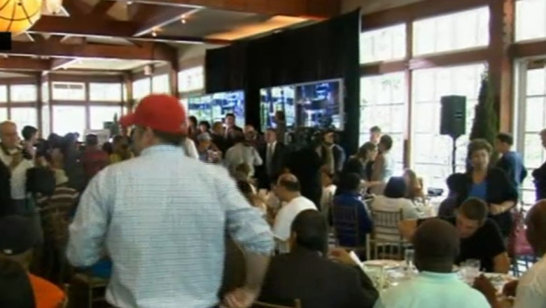 Cina de un milion de dolari la New York. Un miliardar chinez a invitat la masa oameni ai strazii Imagine