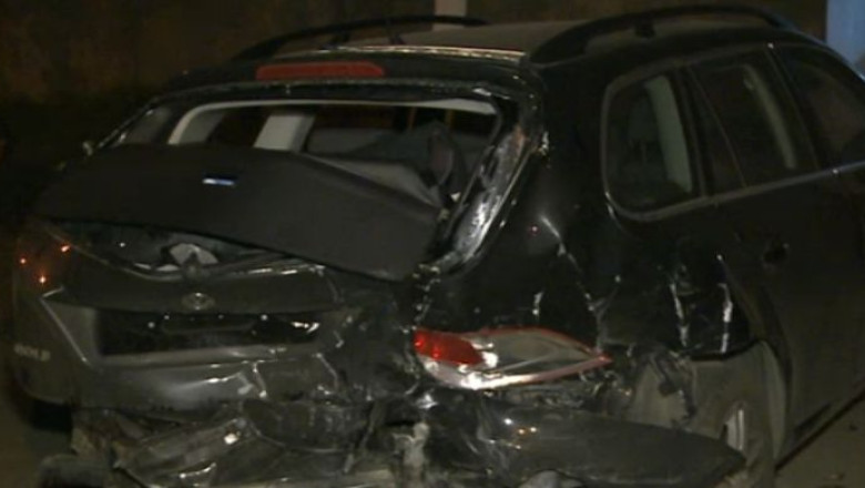 Cinci dintr-o lovitura. Un sofer a pierdut controlul volanului si a lovit mai multe masini parcate Imagine