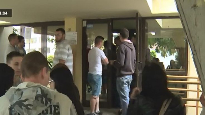 Cinci eliminati in Timis, din cauza telefonului mobil, la Bacalaureat! Imagine