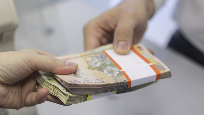 Cinci functionari bancari sunt anchetati pentru ca ar fi ajutat o grupare sa obtina credite de 18 milioane de lei cu acte false Imagine