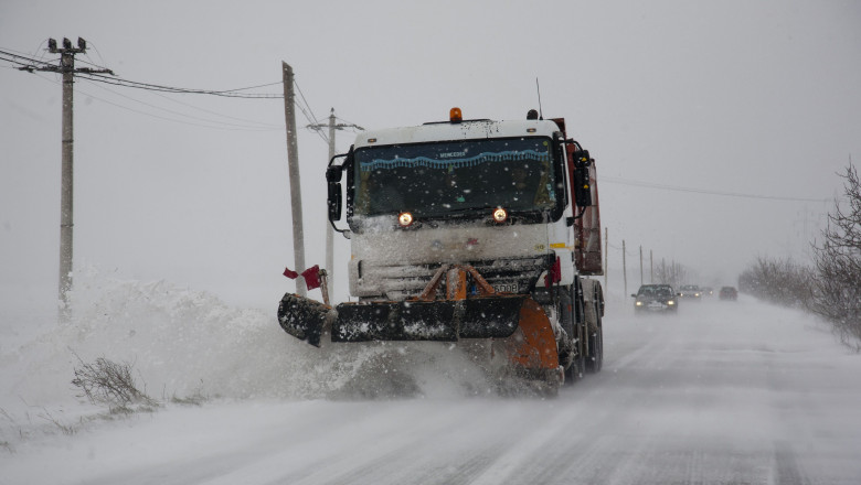 Cinci judete din vestul tarii risca sa ramana la iarna cu drumurile inzapezite Imagine