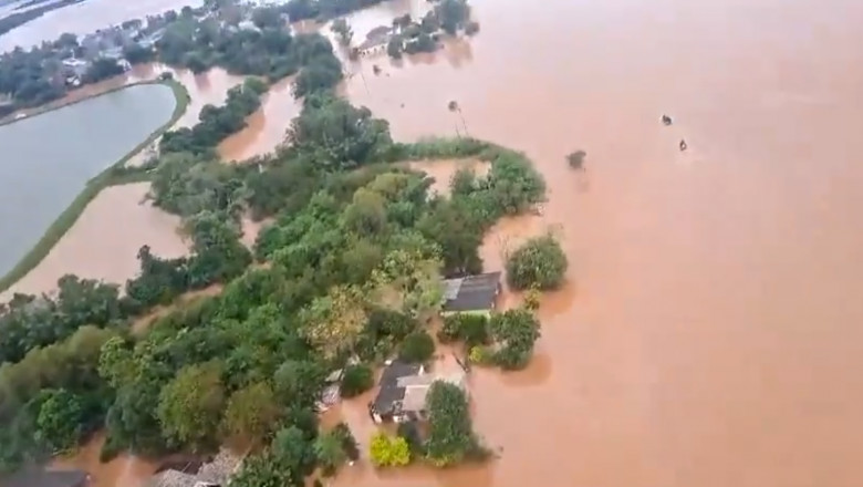 Cinci morti in Brazilia, unde sunt furtuni si inundatii. Apa a ajuns la acoperisuri, iar oamenii s-au trezit in mijlocul unui lac Imagine