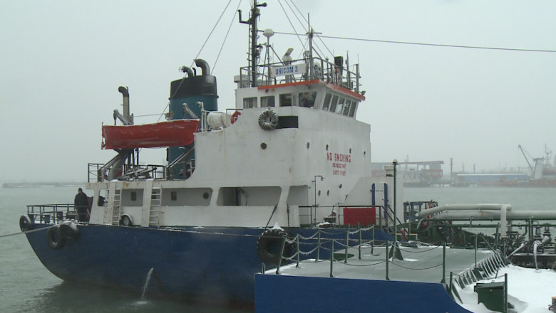 Cinci nave asteapta sa intre in port. Furtuna a ridicat valuri uriase in largul marii, care ajung la 10 metri inaltime Imagine