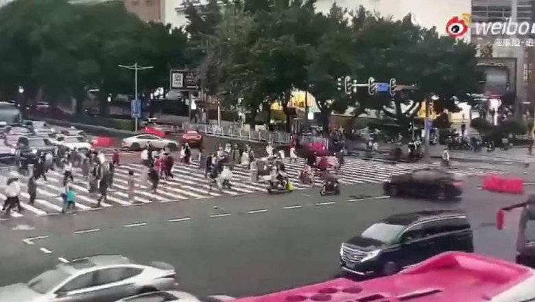 Cinci oameni au murit in China dupa ce un sofer a intrat cu viteza in pietoni. Gestul bizar pe care l-a facut cand a iesit din masina Imagine