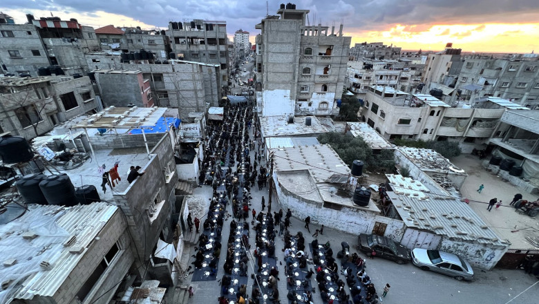Cinci oameni au murit in Gaza in timp ce asteptau sa primeasca mancare. Oamenii au murit impuscati sau loviti de camioanele cu ajutoare Imagine