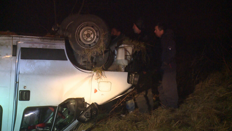 Cinci persoane au ajuns la spital, dupa ce un microbuz s-a rasturnat Imagine