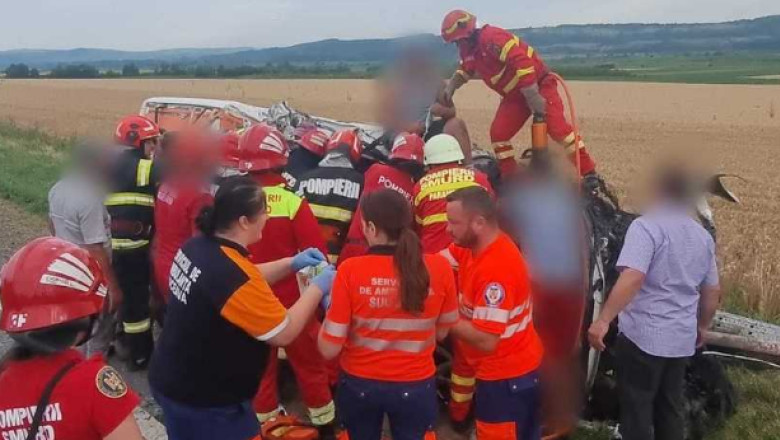 Cinci persoane au fost ranite dupa ce un microbuz si un camion s-au ciocnit pe DN 2, in judetul Suceava