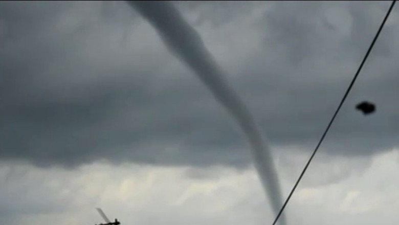 Cinci tornade au maturat nordul Italiei Imagine