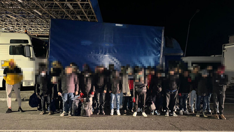 Cincisprezece persoane au fost retinute dupa perchezitiile politistilor la o retea care transporta migranti din Romania in Italia Imagine