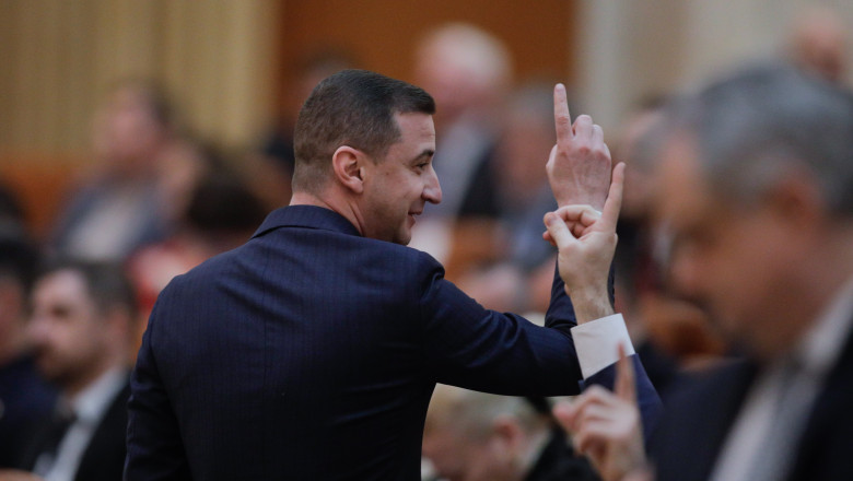 „Cine e Ovidiu? Alexandra poate fi oricine”. Parlamentarii voteaza pe WhatsApp, unii se plang ca n-au semnal: „AUR are internet rusesc” Imagine