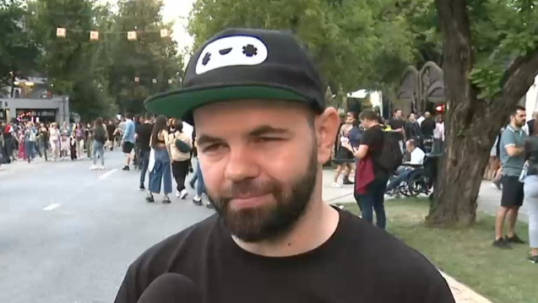 Cine e tanarul care flutura steagul Romaniei la toate festivalurile si ce reprezinta mesajul pe care il are desenat Imagine