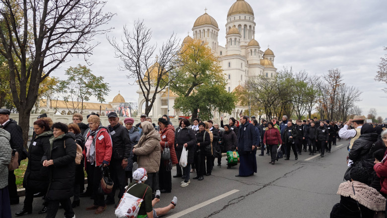 Cine este barbatul prins de jandarmi la Catedrala Nationala in timp ce distribuia materiale legionare (surse) Imagine